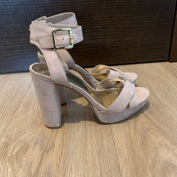 🎀 Guess block heel sandal size 6.5 nwot 🎀 - Picture 2 of 3